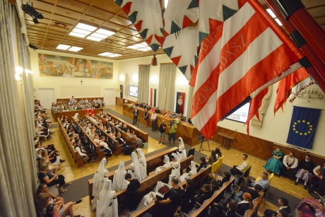 A Városházán énekeltek a Néptáncfesztivál résztvevői